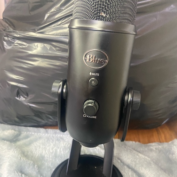 Logitech Blue Yeti USB Microphone with mic cover - Picture 2 of 4